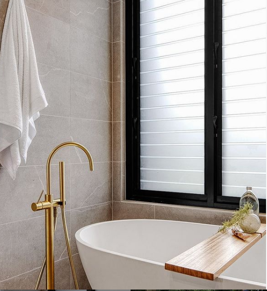 Oval Hugi Stone Bath - 1780mm - B003