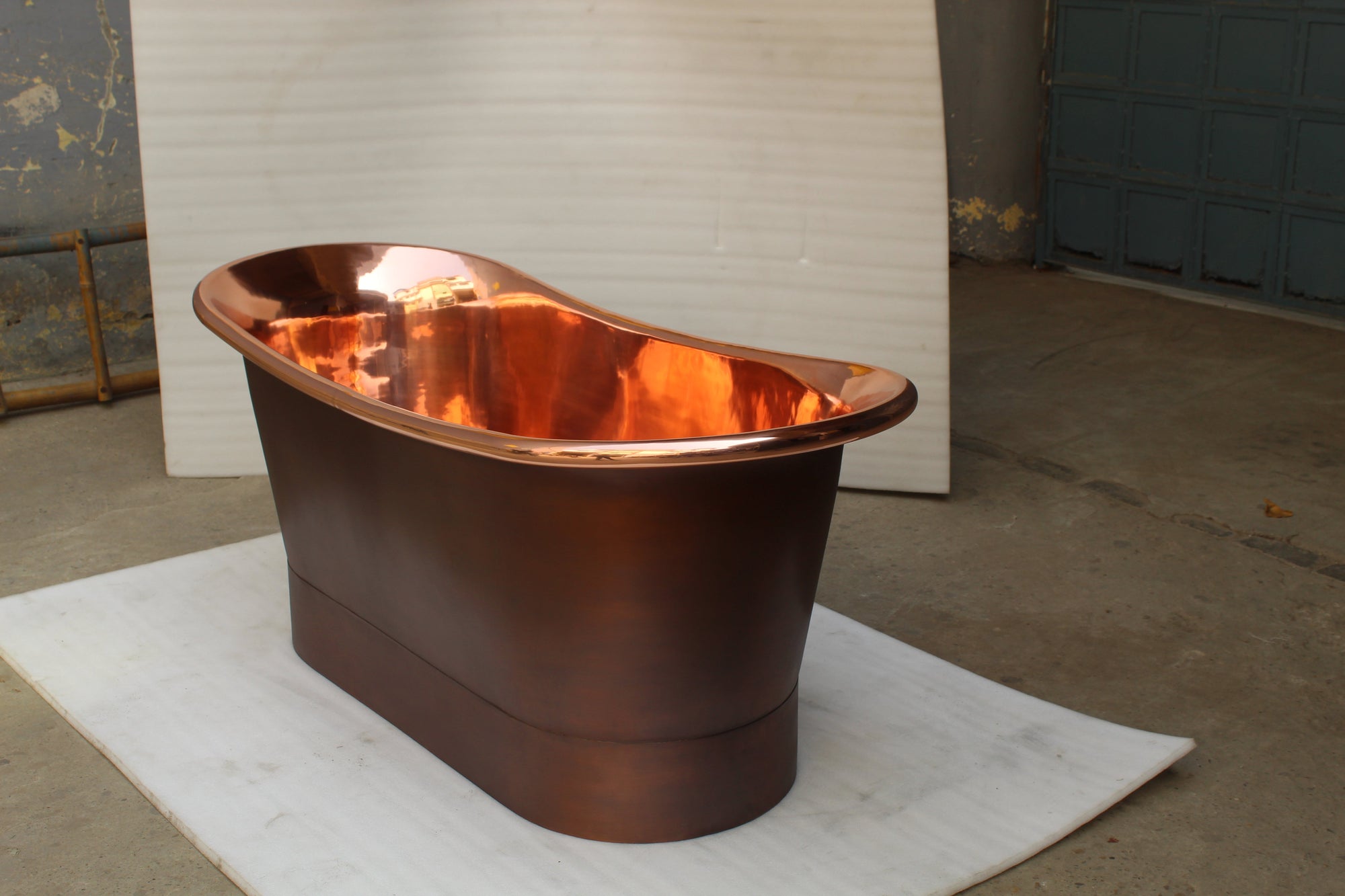 Old and Polished Copper, Double Hammered Slipper Bath 1700mm - CB5010-D67